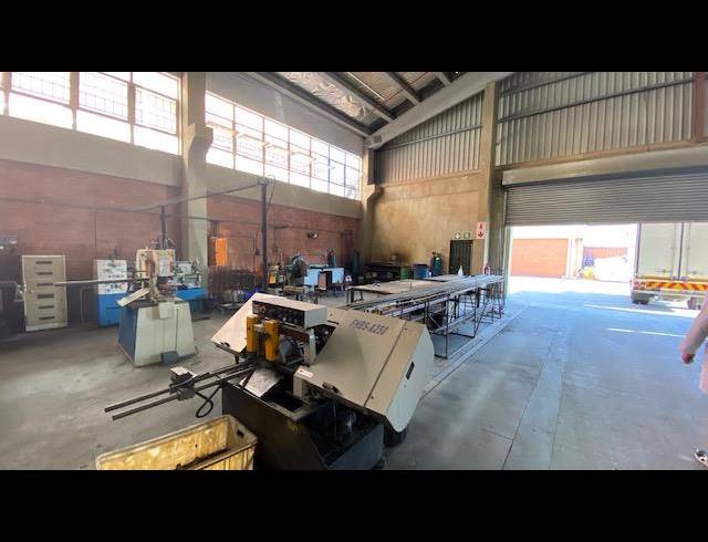 1,310M² WAREHOUSE TO LET IN WESTMEAD